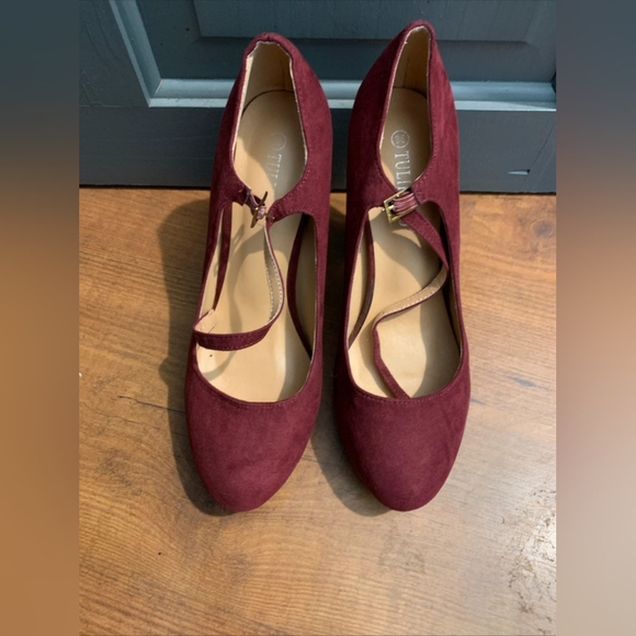Elegant Burgundy Heels - Picture 2 of 5